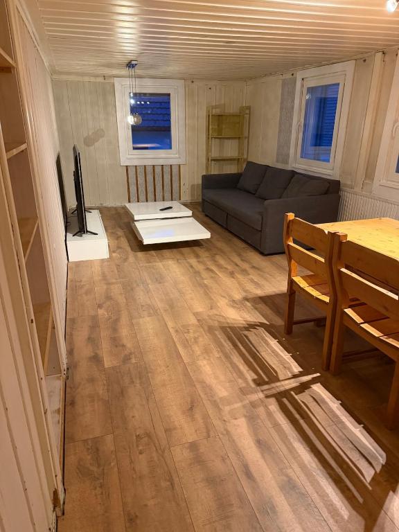 a living room with a couch and a table at Monteure Maisonette in Eggingen