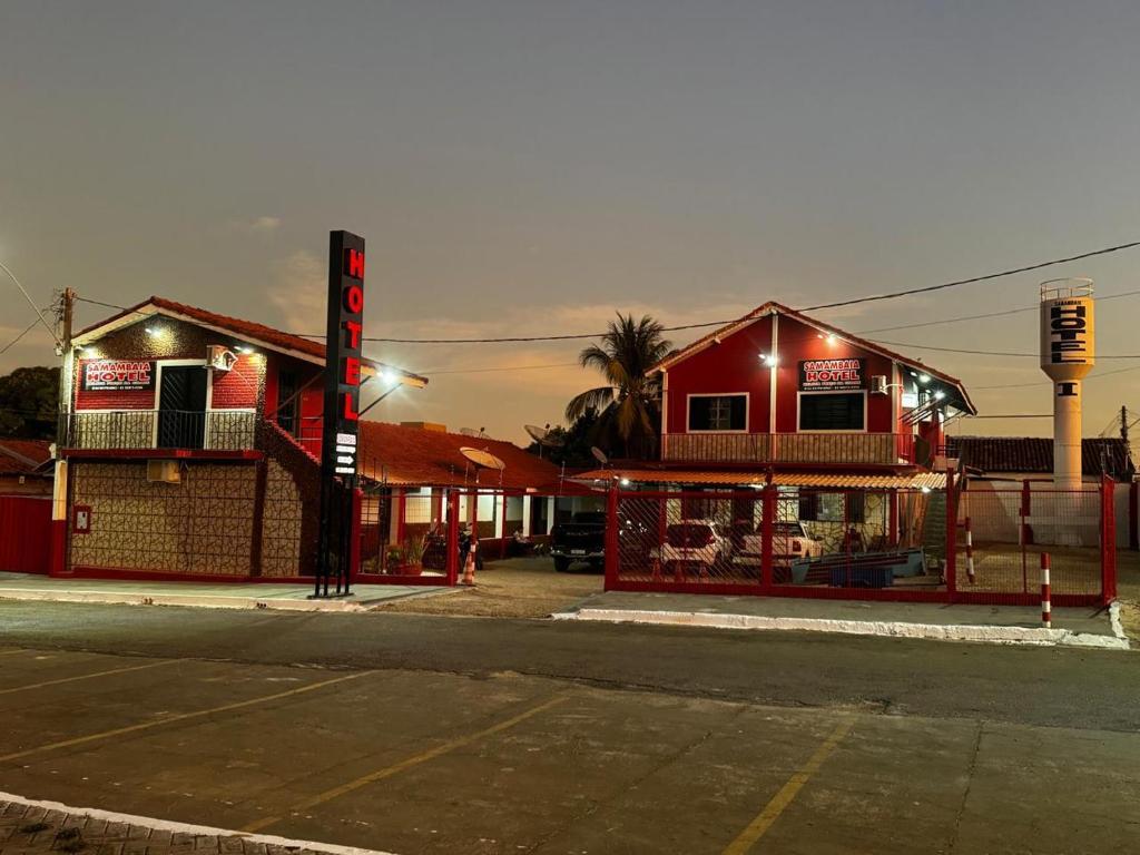 an empty street in front of a gas station at Hotel Oasis 2 in Conceição do Araguaia
