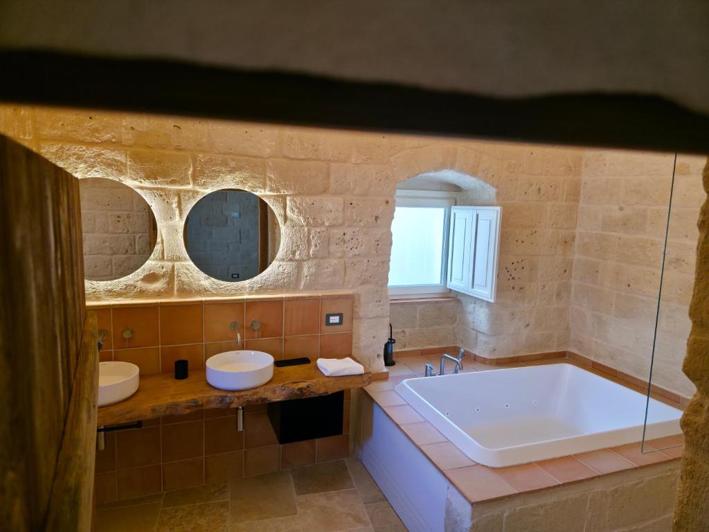 a large bathroom with two sinks and a tub at Due forni affittacamere in Matera