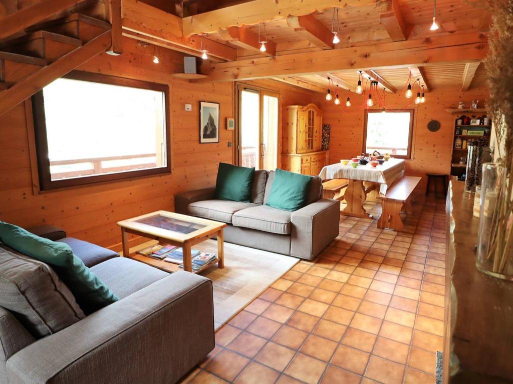 Chalet Familial pour 10 Pers. à Proximité des Pistes et Commerces avec Cheminée et Wifi - FR-1-342-232