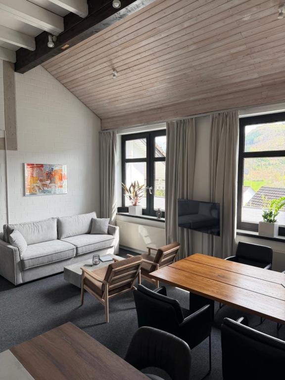 ein Wohnzimmer mit Sofa und Tisch in der Unterkunft Lenne Studio in Lennestadt