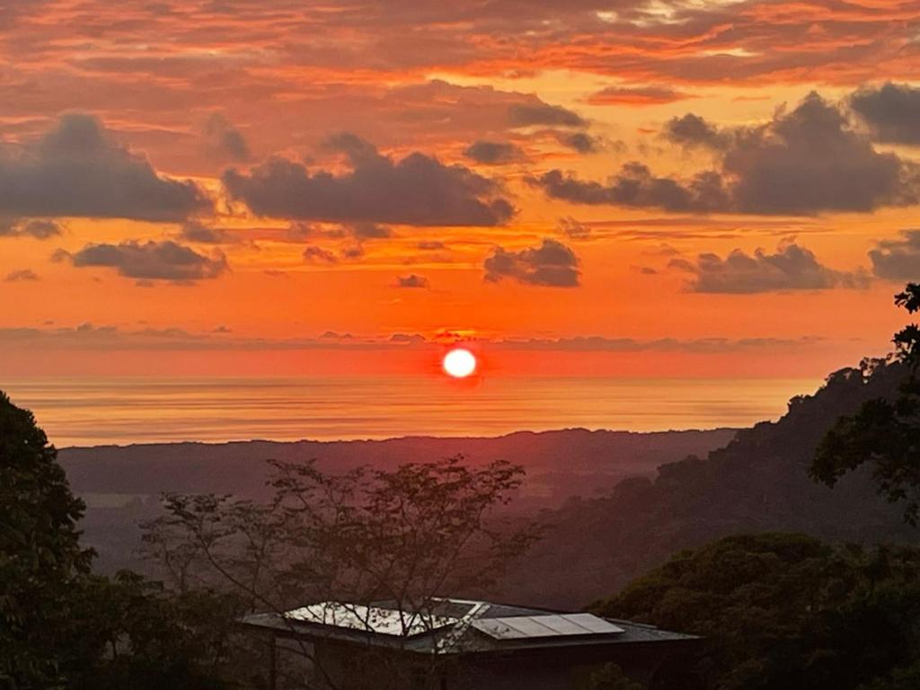 a sunset in the mountains with the sun setting at Casa Kabuae in Portalón