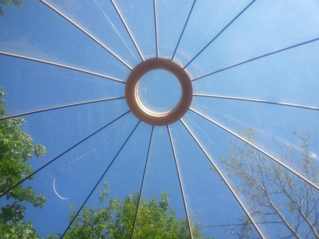 una ventana circular con un cielo azul en el fondo en Domaine de la Boere, en Beaulieu-sous-la-Roche