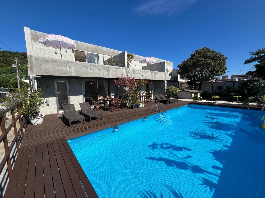 ein großer Swimmingpool vor einem Haus in der Unterkunft mrsbutt inn in Aka