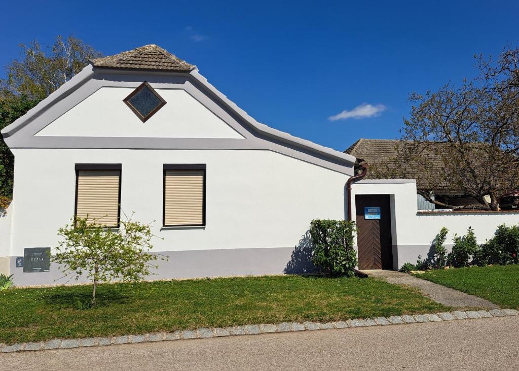 a white house with a window and a door at Haus Wegleitner in Apetlon