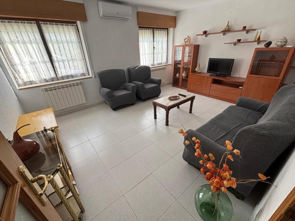 a living room with a couch and a table at Casa cerca de Las Medulas in Puente de Domingo Flórez