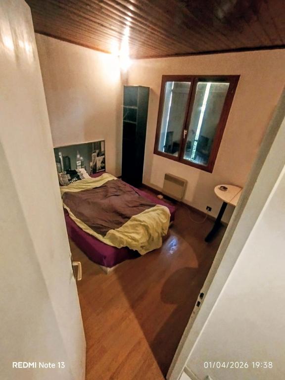 a small bedroom with a bed in a room at Chambre Pessac proche rocade aéroport in Pessac