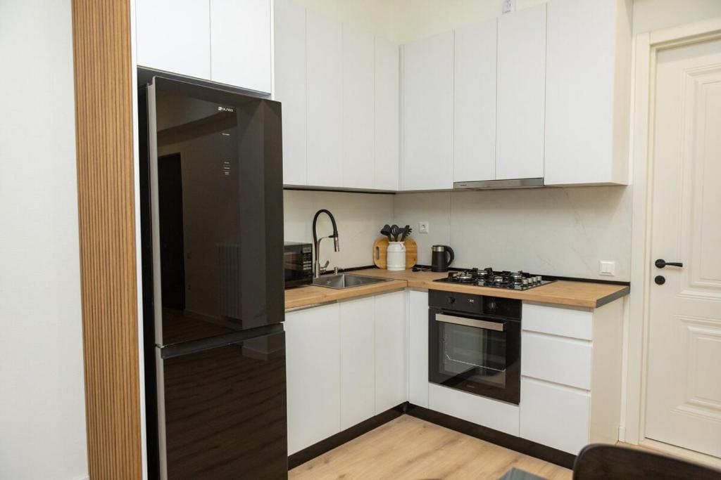 Cozy Tbilisi Center Apartment with Balcony در تفلیس