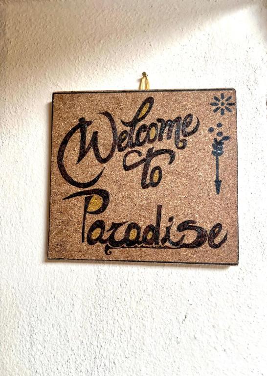 a sign that says welcome to raleigh hanging on a wall at Casa del Sole in Gambassi Terme