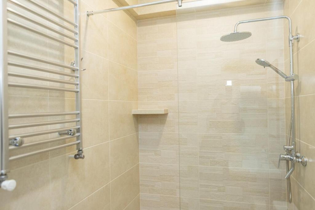 تصویر اتاق‌های Cozy Tbilisi Center Apartment with Balcony - تصویر ۲