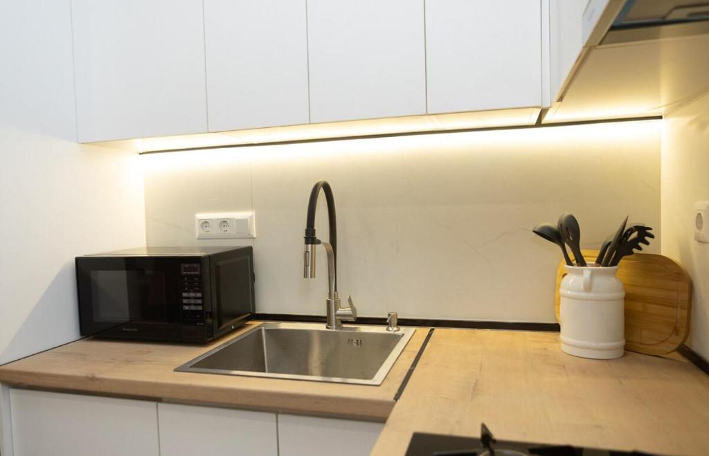 امکانات Cozy Tbilisi Center Apartment with Balcony - تصویر ۴