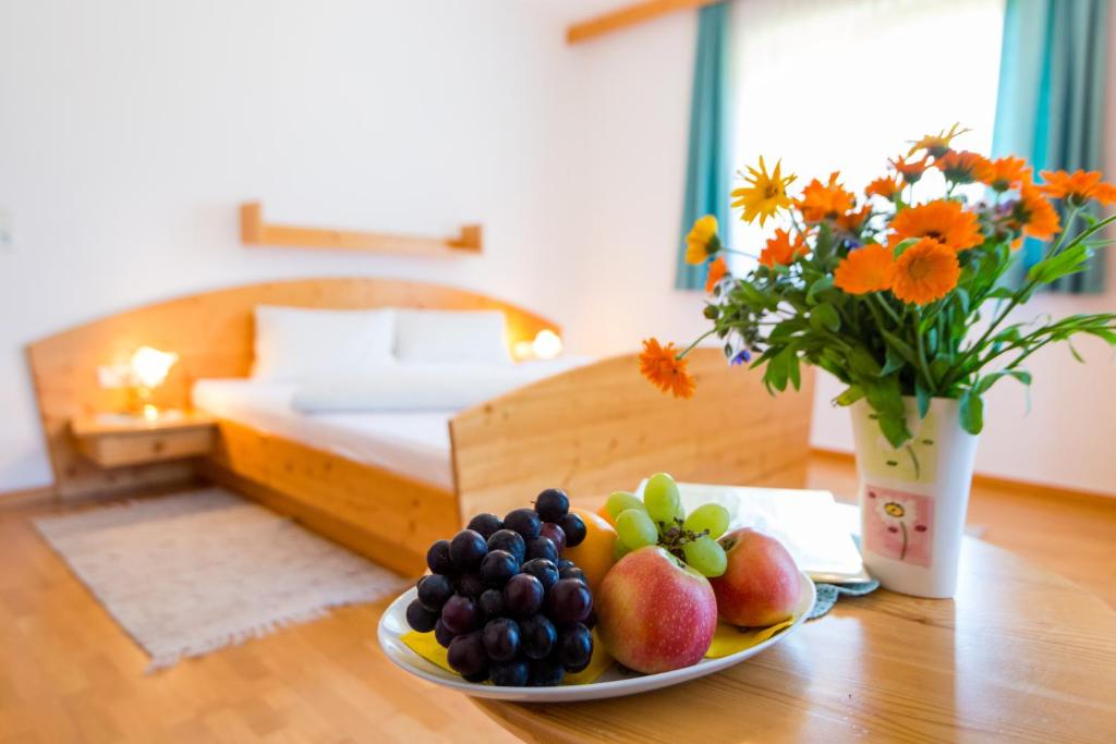 un plato de fruta en una mesa de un dormitorio en Gasthof-Pension Waldfriede, en Liesing