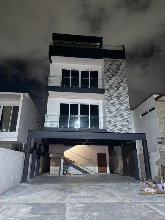 a white building with a balcony on top of it at Edificio Z7 in San Pedro Sula