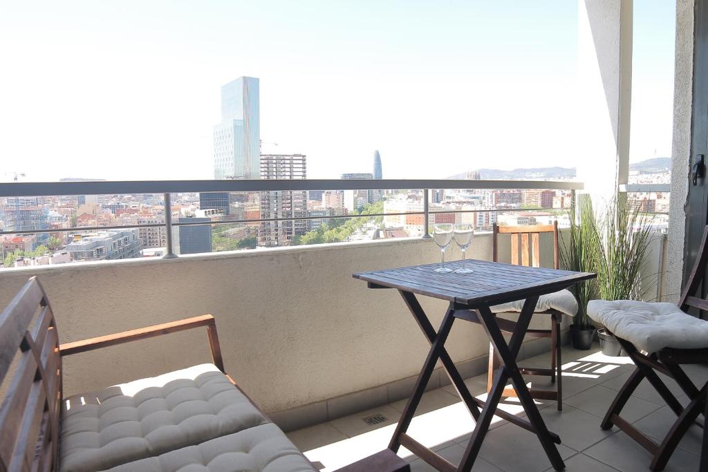 una mesa y sillas en un balcón con vistas en Tendency Apartments 3, en Barcelona