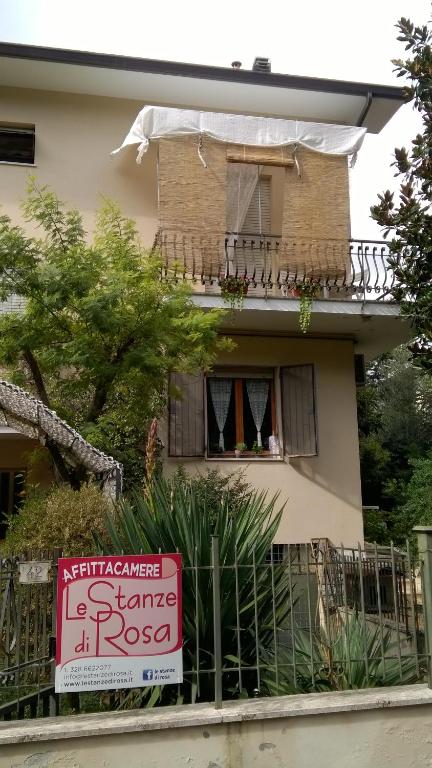 Le Stanze di Rosa في مونسانو: منزل أمامه لافته