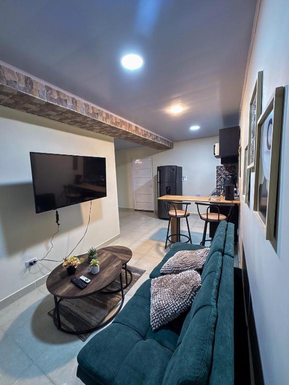 a living room with a couch and a table at Apartamento elegante en el Centro in Cocorná