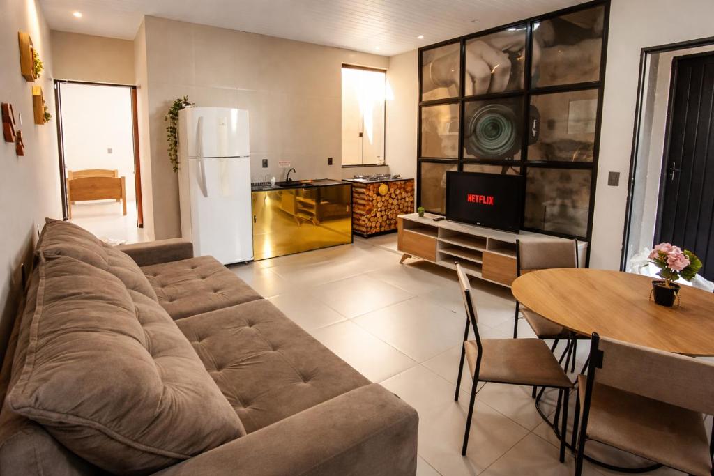 a living room with a large couch and a table at Saborrrr Container - BOX 360 - Sobrado Alvenaria in Uberlândia