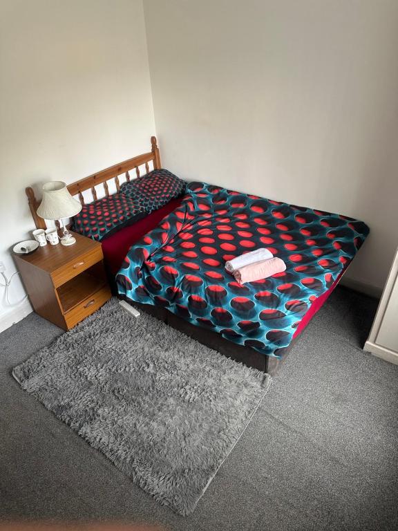 a bedroom with a bed and a nightstand and a bed sidx sidx sidx sidx at Quiet room 3 in Coventry