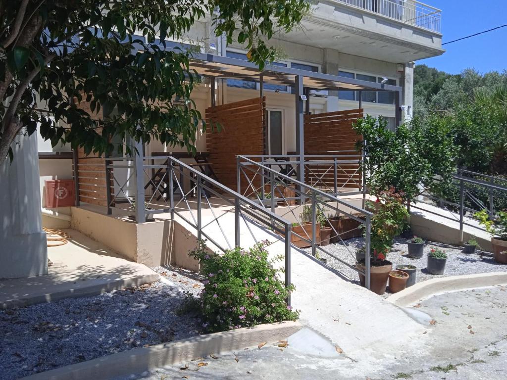 ein Haus mit Treppe vor einem Gebäude in der Unterkunft Alkion Platana in Kími