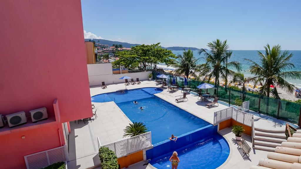 an overhead view of a swimming pool at a resort at Pousada Vila do Coral in Bombinhas