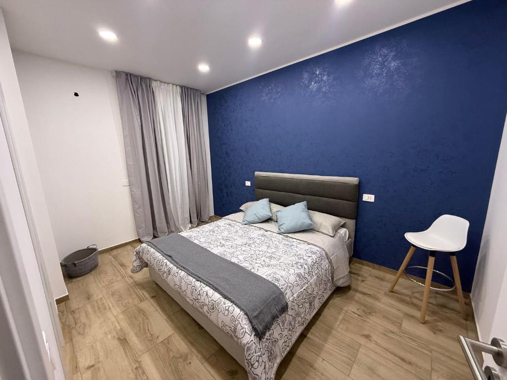 a bedroom with a blue wall and a bed at Soft landing at home in CTA