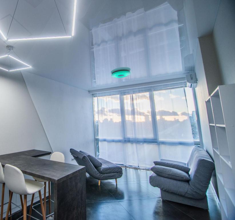 Smart Plaza Modern Apartment - Світла квартира з вражаючим видом - Метро КПІ 3 хв фото 2