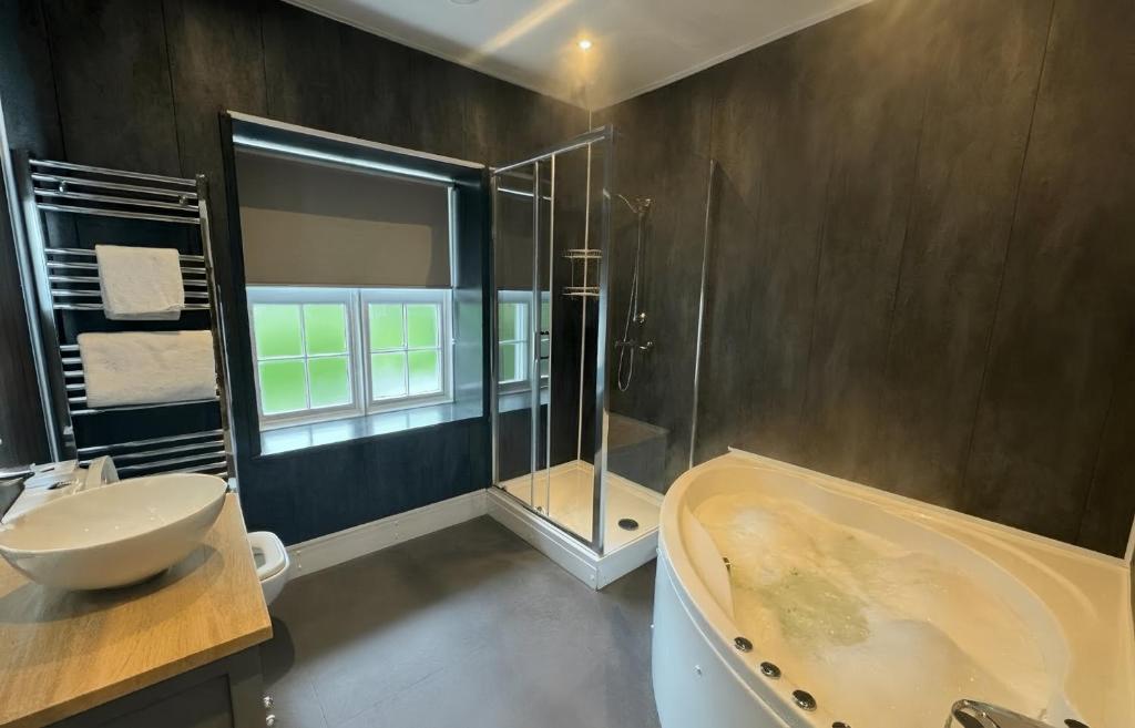 Aberdunant Hall, Snowdonia - Superior King Or Twin Room With Spa Bath