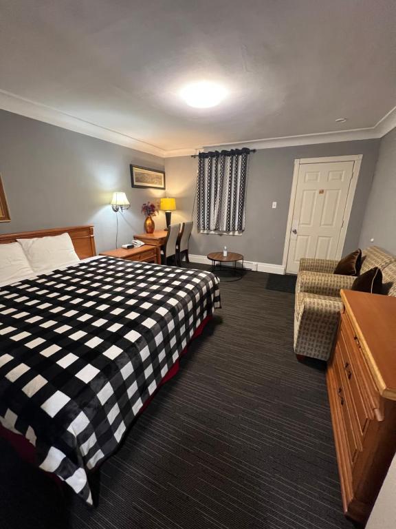 a hotel room with a bed and a couch at Tulip Motel in Woodstock