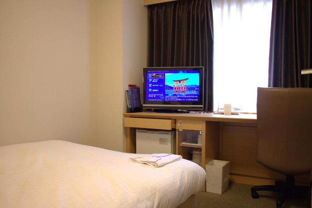 TV a/nebo společenská místnost v ubytování Daiwa Roynet Hotel Hiroshima