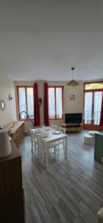 a living room with a white table and chairs at Appartement Pierre in Mers-les-Bains