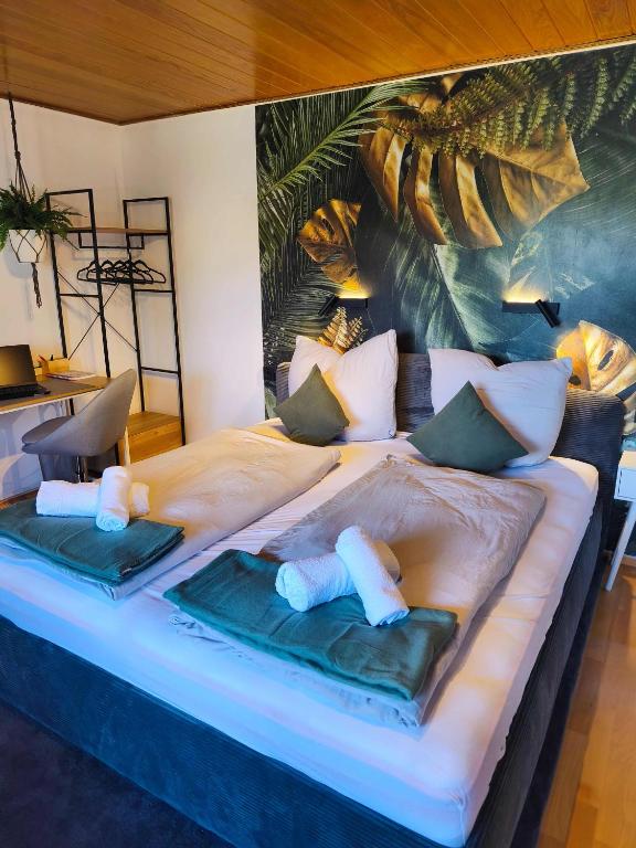 a bedroom with two beds with towels on them at Ferienwohnung Burgperle Burghausen nahe weltlängster Burg zentral 24h Check in in Burghausen