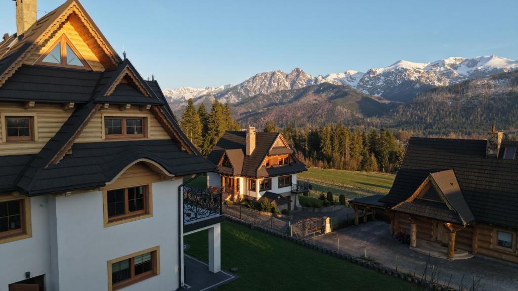 an aerial view of a house with mountains in the background at Tatra Lodge Apartamenty z widokiem na góry in Kościelisko