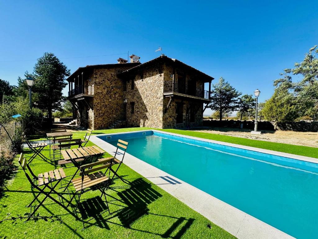 a villa with a swimming pool and a house at Punta Me Mansion De Gallegos in Gallegos