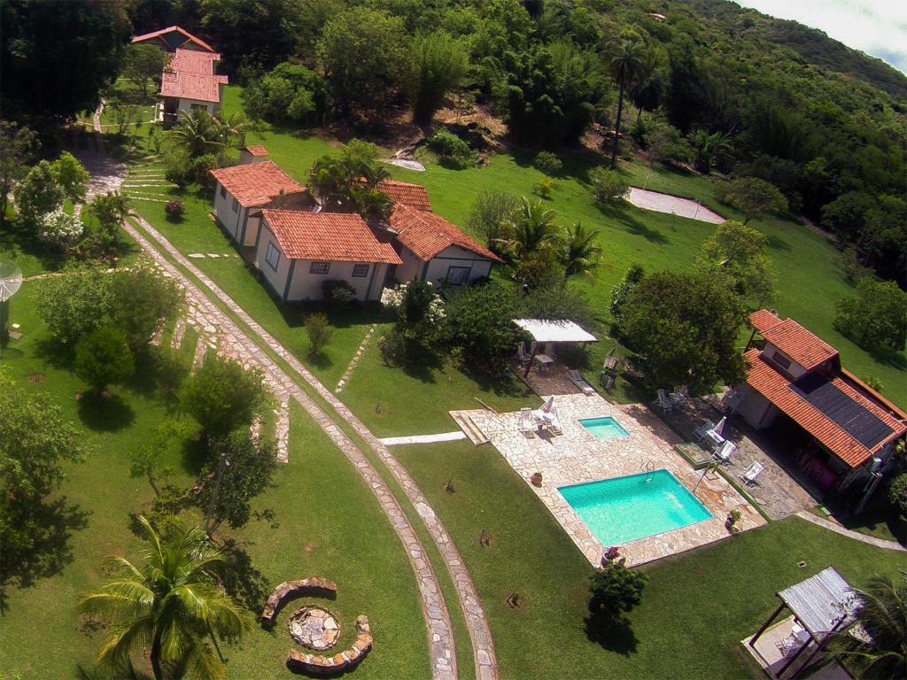 uma vista aérea de uma casa com piscina em Pousada Chão da Serra em Serra do Cipó