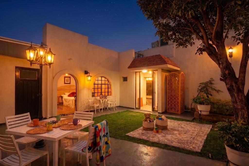 a patio with a table and chairs in a yard at Casa del abuelo in Tehuacán