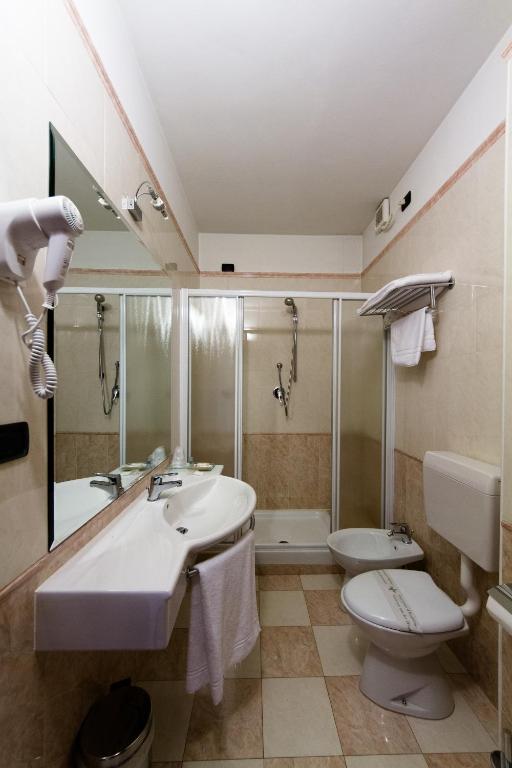 Koupelna v ubytování Vald Hotel