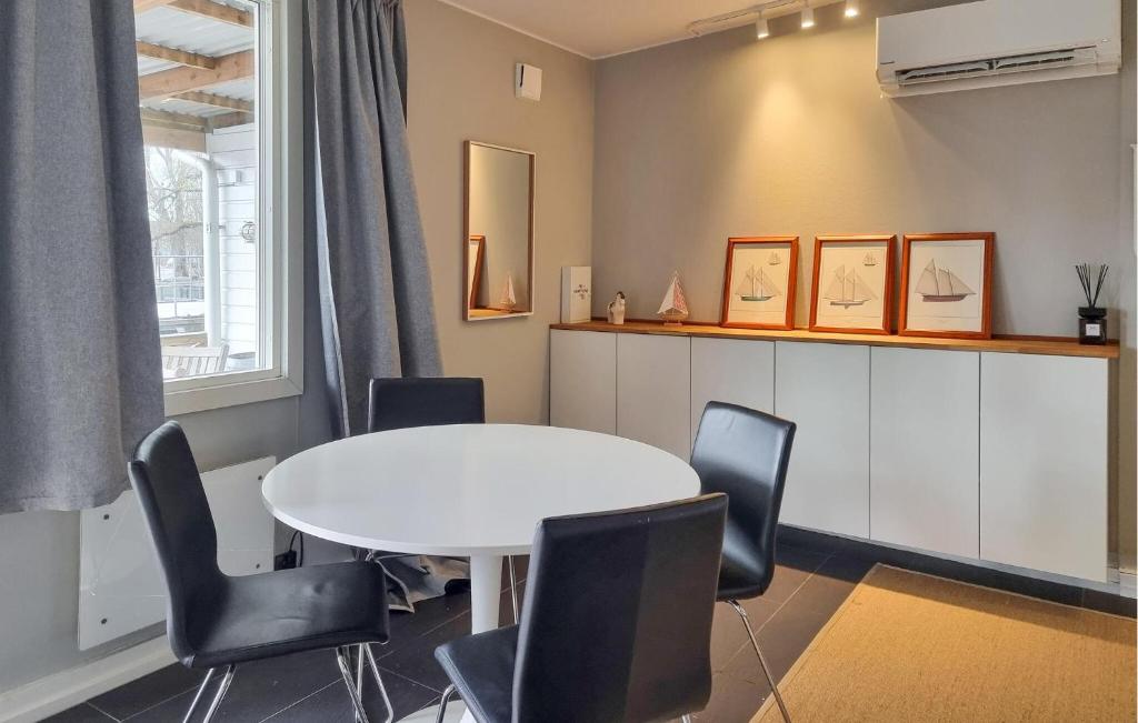 Gorgeous Apartment In Göteborg With Sauna