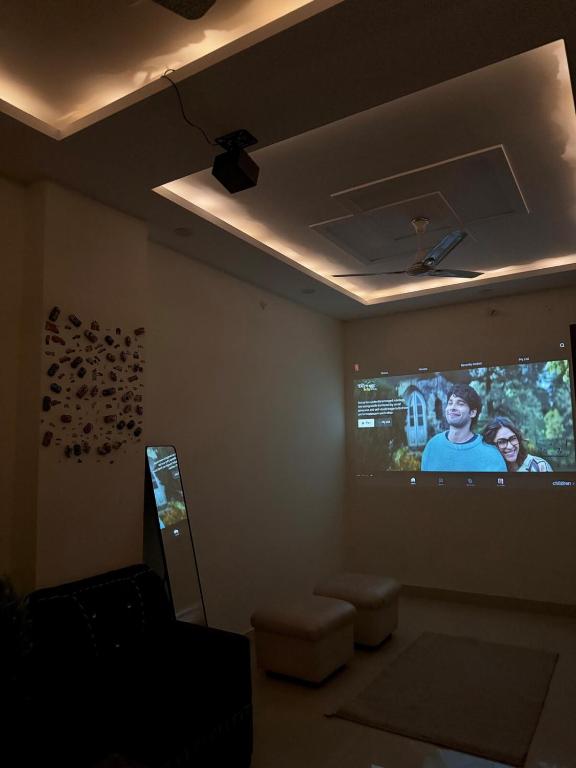 a room with a projection screen on the ceiling at Bunkyard rishikesh in Rishīkesh