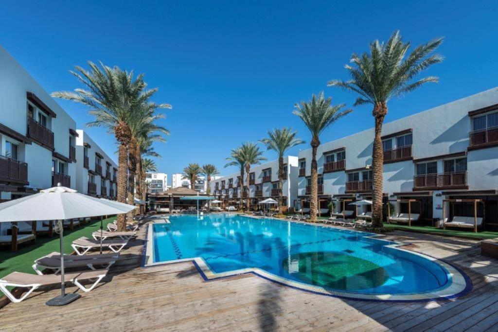 בריכת השחייה שנמצאת ב-G hotel או באזור
