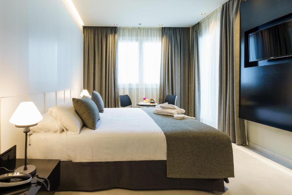 Кровать или кровати в номере Costa del Sol Torremolinos Hotel