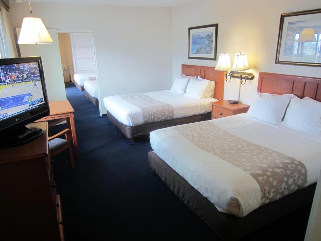 Newport Channel Inn - 2 Queen Beds - Non-Smoking
