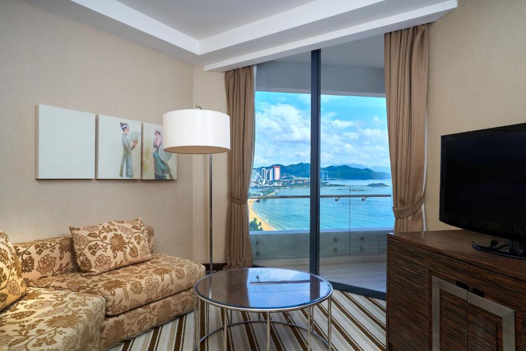 Suite Có Giường Cỡ King Với Ban Công Nhìn Ra Biển