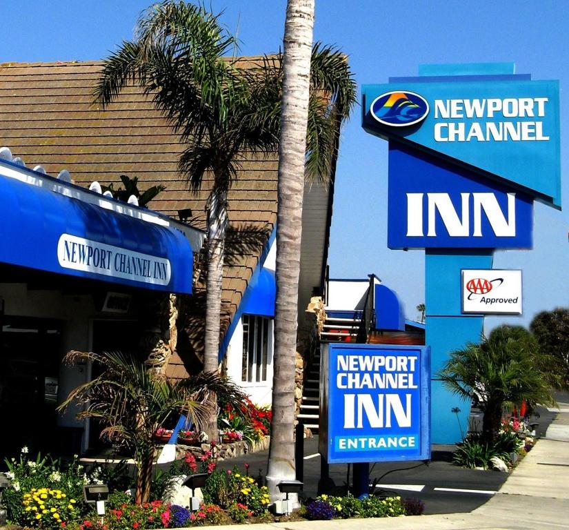 una señal de canal de newport frente a una entrada de canal de newport en Newport Channel Inn, en Newport Beach