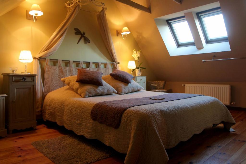 Un pat sau paturi într-o cameră la Chambres d’hôtes du Presbytère