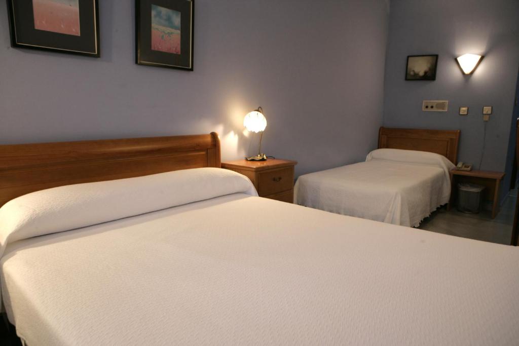 A bed or beds in a room at Hotel Azpiazu