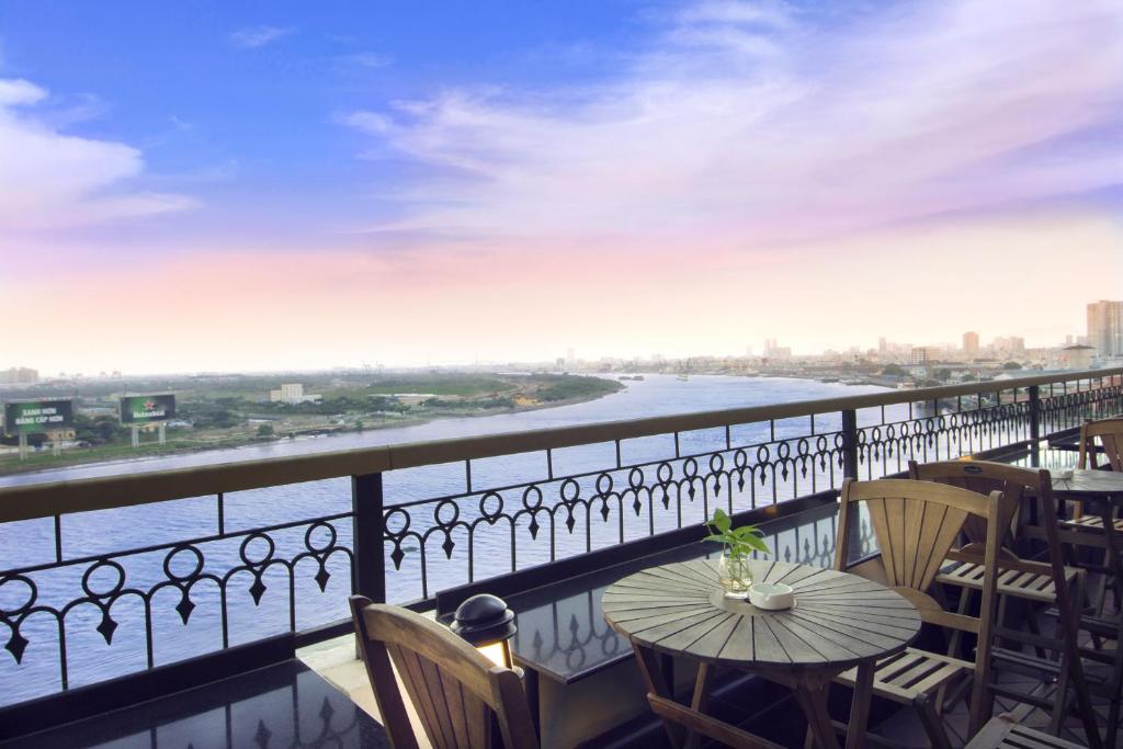 Výhled na řeku, která protéká v blízkosti hotelu