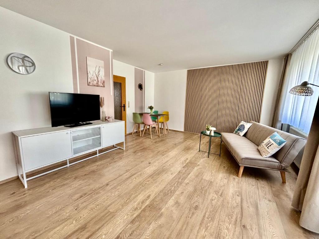 a living room with a television and a couch at NEU Apartmenthaus-Usedom Familie Stopp Kajüte 7 - Balkon - strandnah in Kölpinsee