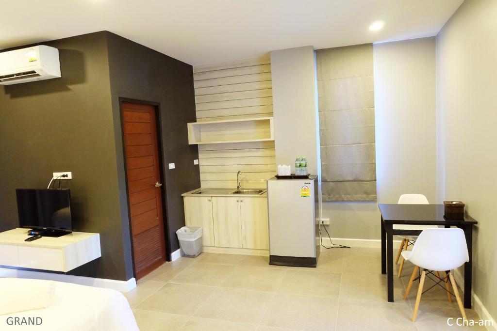Kuchyň nebo kuchyňský kout v ubytování C Cha-Am Hotel
