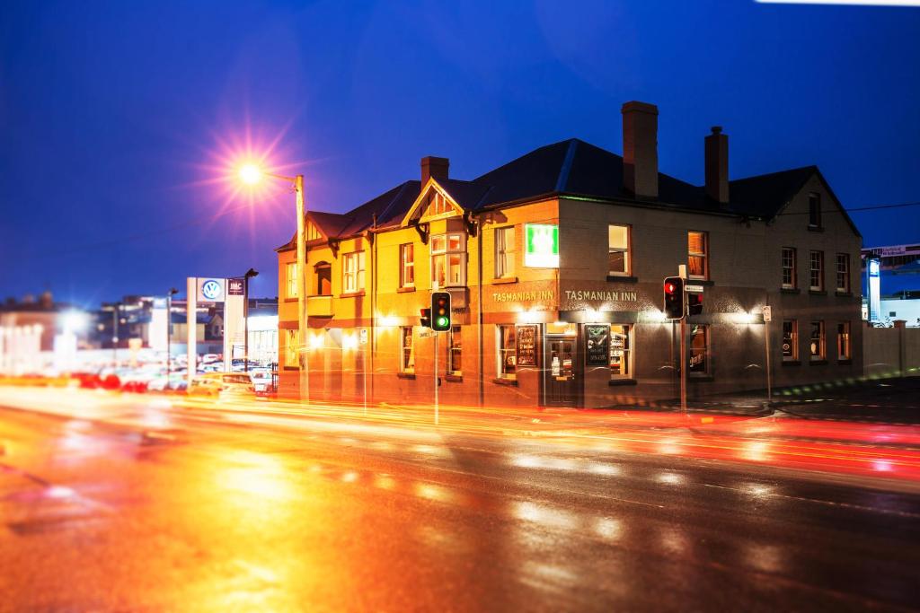 een gebouw aan de kant van een straat 's nachts bij The Tasmanian Inn in Hobart