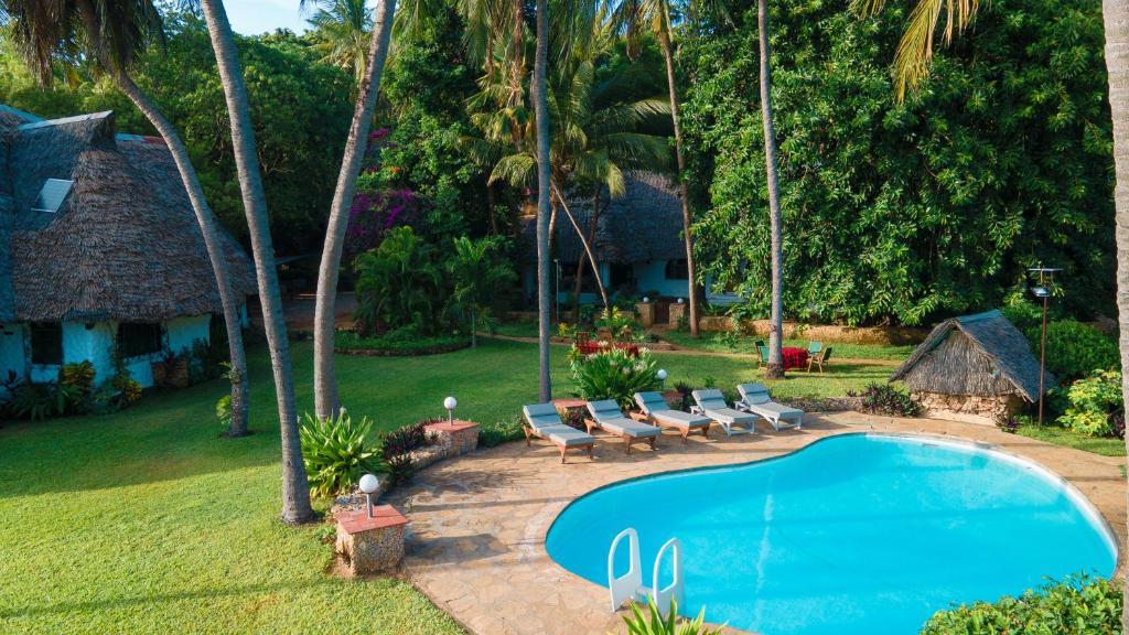 an image of a swimming pool in a yard at Villa Tewa in Mtwapa